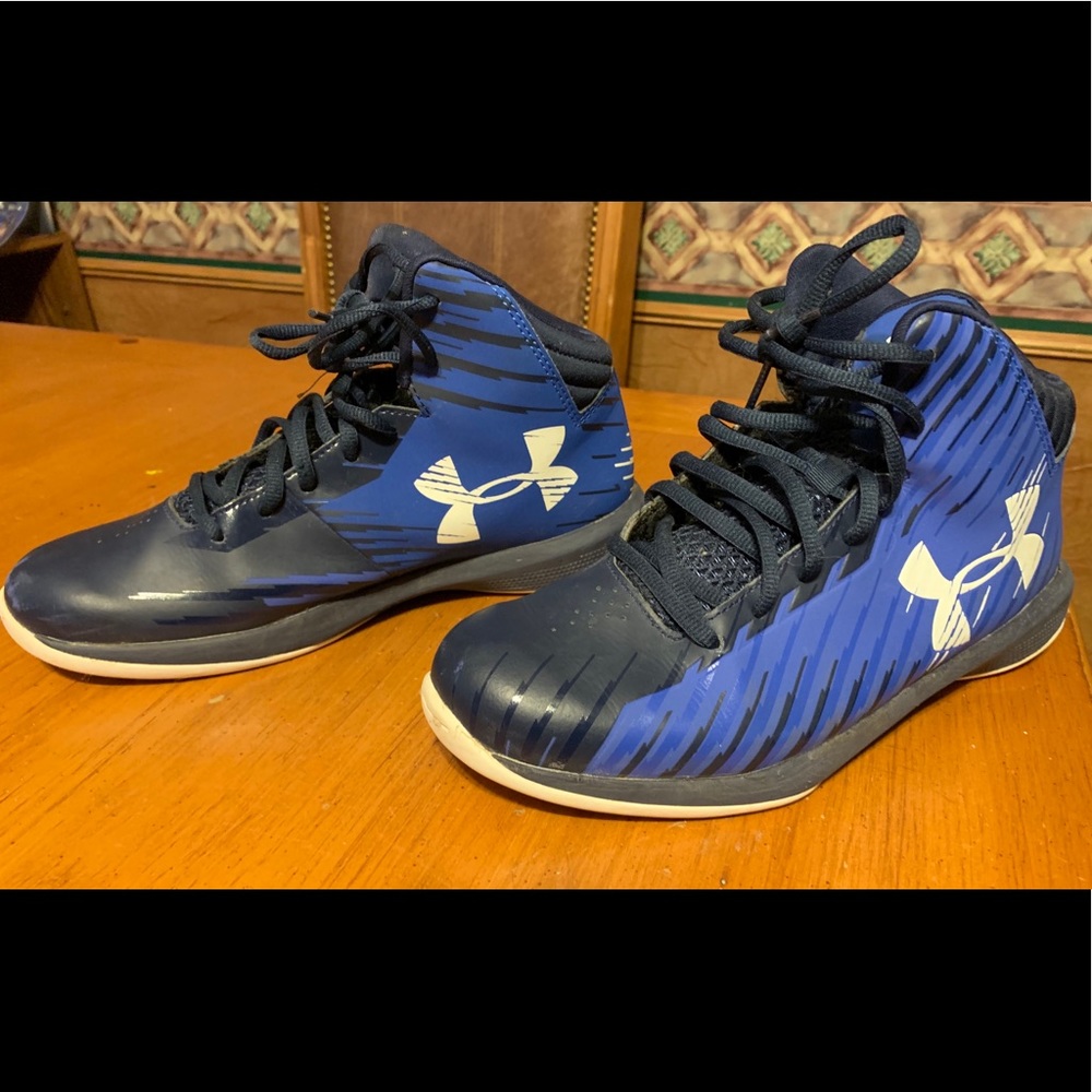 Big Boys 6.5 Under Armour shoes